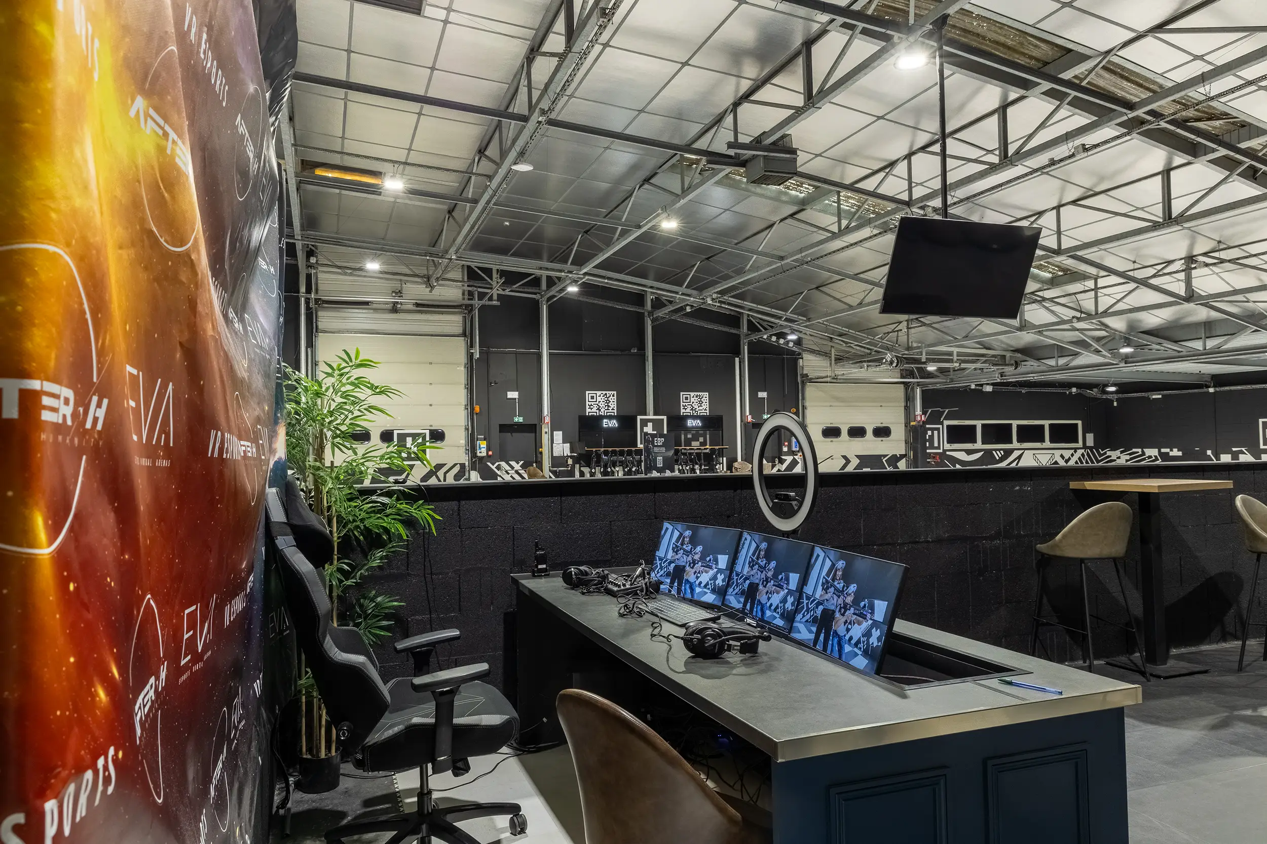 Écrans de la salle de réalité virtuelle EVA Rouen, lieu événementiel partenaire du Groupe Silam.