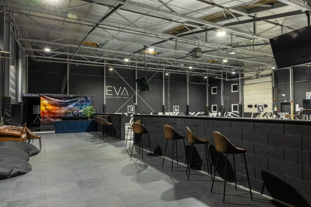 Espace lounge de la salle de réalité virtuelle EVA Rouen, lieu événementiel partenaire du Groupe Silam.