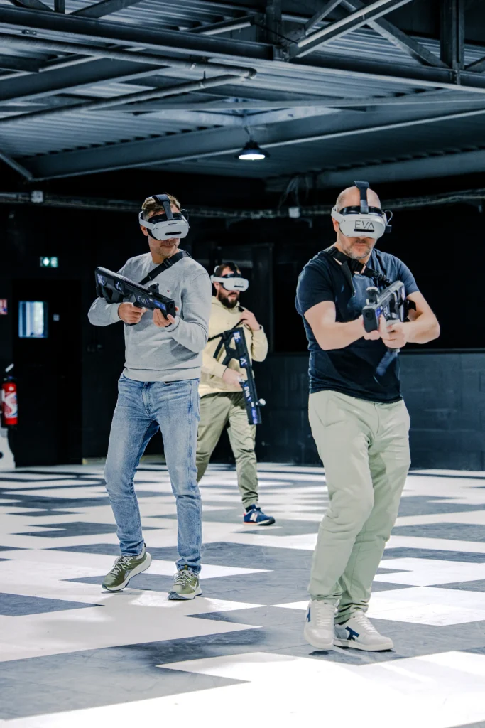 Joueurs de la salle de réalité virtuelle EVA Rouen, lieu événementiel partenaire du Groupe Silam.