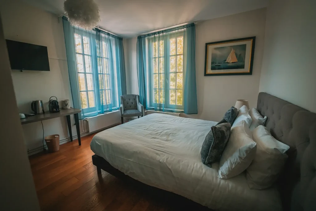 Chambre d'hôtel aux Jardins de Joséphine, lieu événementiel partenaire du Groupe Silam.