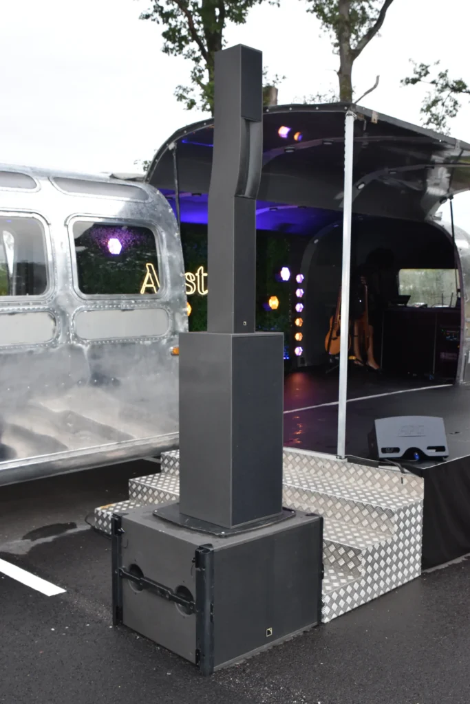 Équipements de sonorisation de la scène Airstage, adaptés aux concerts et événements accompagnés par le Groupe Silam.