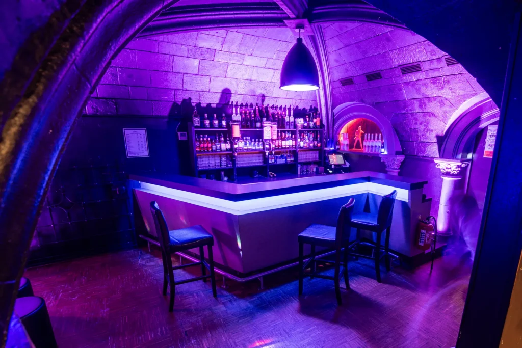 Bar et espace de réception pour une soirée d'entreprise, avec un événement organisé sur mesure par le Groupe Silam.