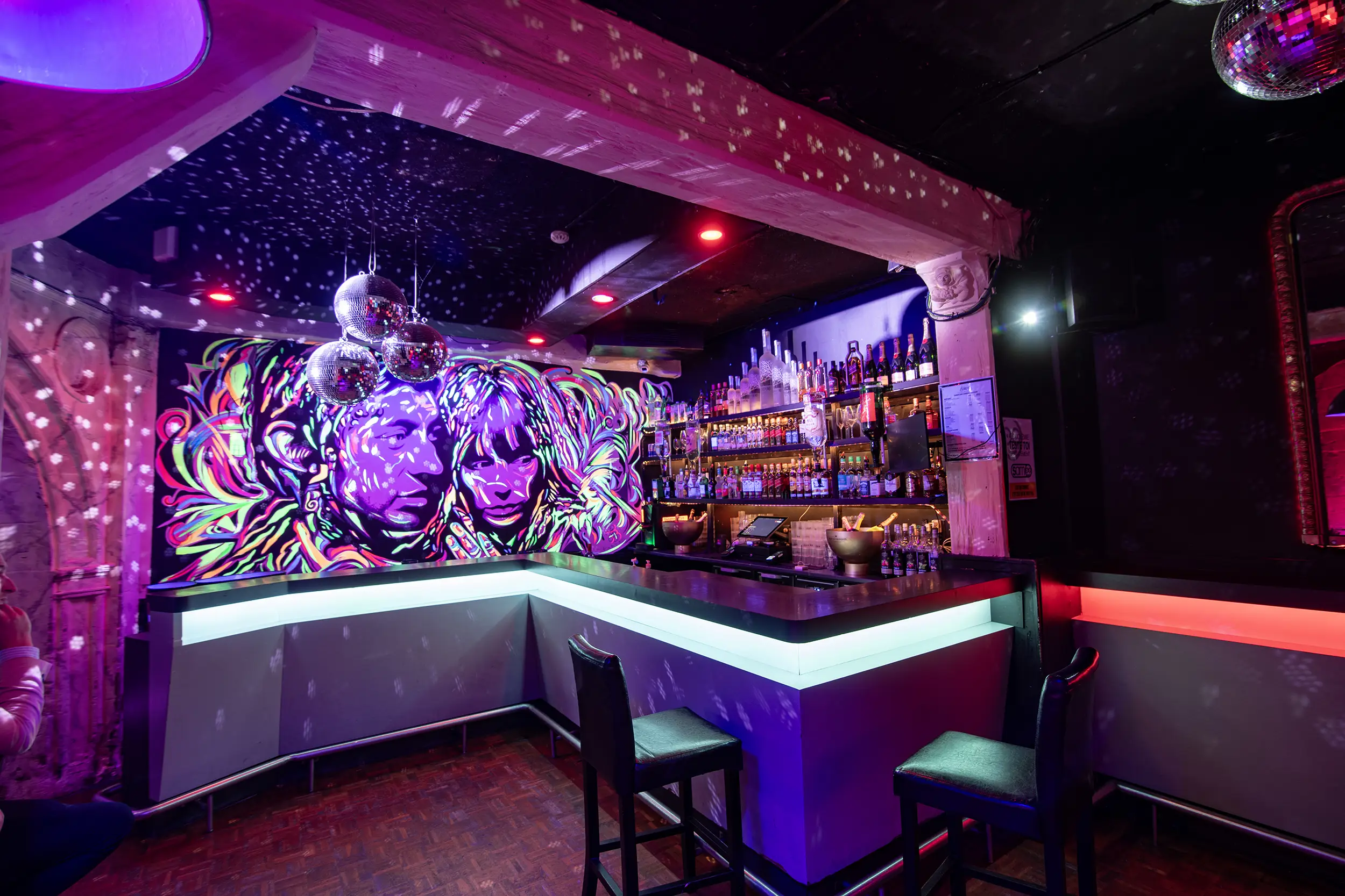 Comptoir de bar dans un cadre festif, proposé par Silam pour vos soirées privées et événements professionnels.