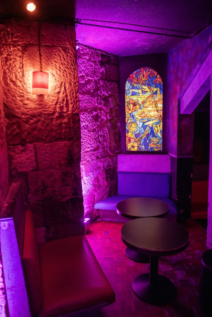 Espace intérieur aux murs en pierre, idéal pour organiser un événement privé ou professionnel avec le Groupe Silam.