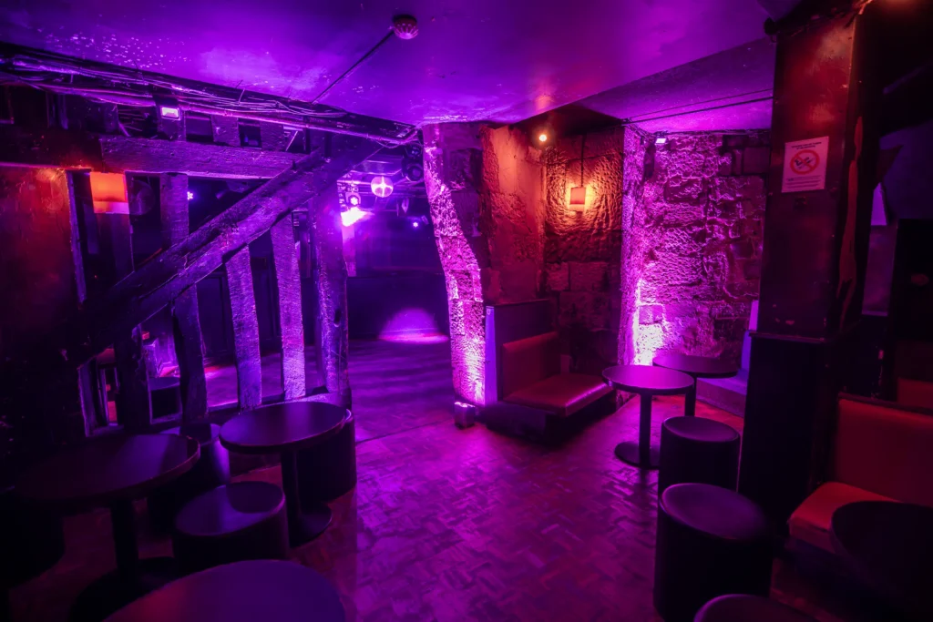 Intérieur de La Bohème à Rouen, avec ses murs en pierre apparente, pour vos événements professionnels avec le Groupe Silam.