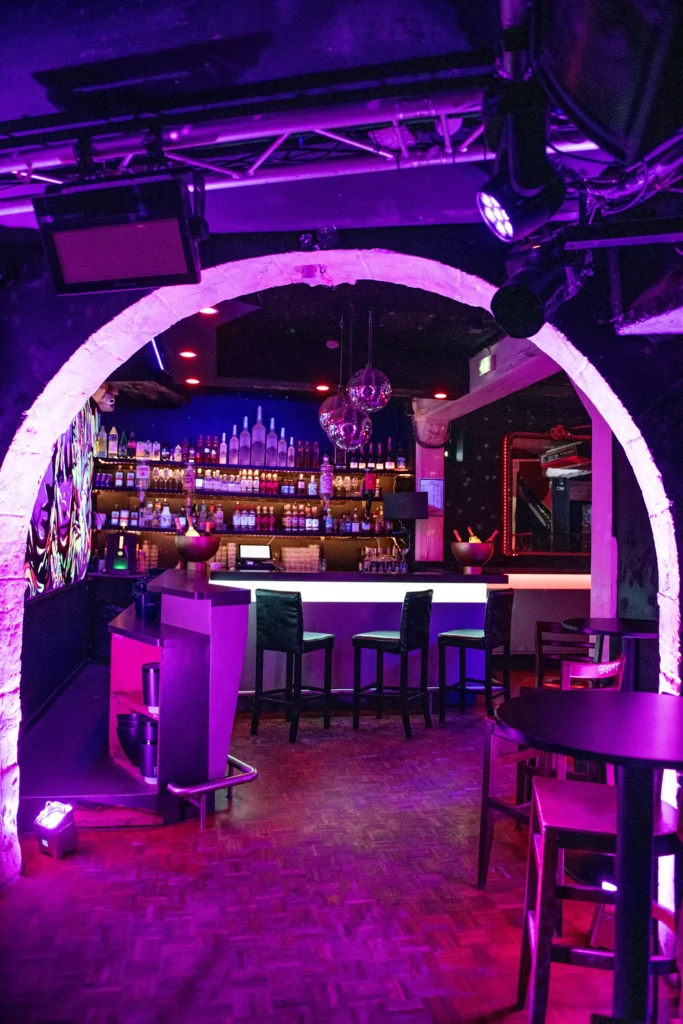 Espace bar au décor chaleureux, idéal pour organiser un cocktail d'entreprise avec le Groupe Silam.