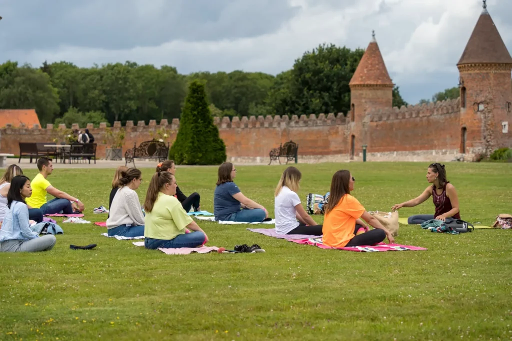 Yoga au Château de Tilly, lieu événementiel partenaire du Groupe Silam.