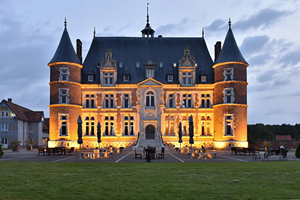 Façade de nuit du Château de Tilly, lieu événementiel partenaire du Groupe Silam.