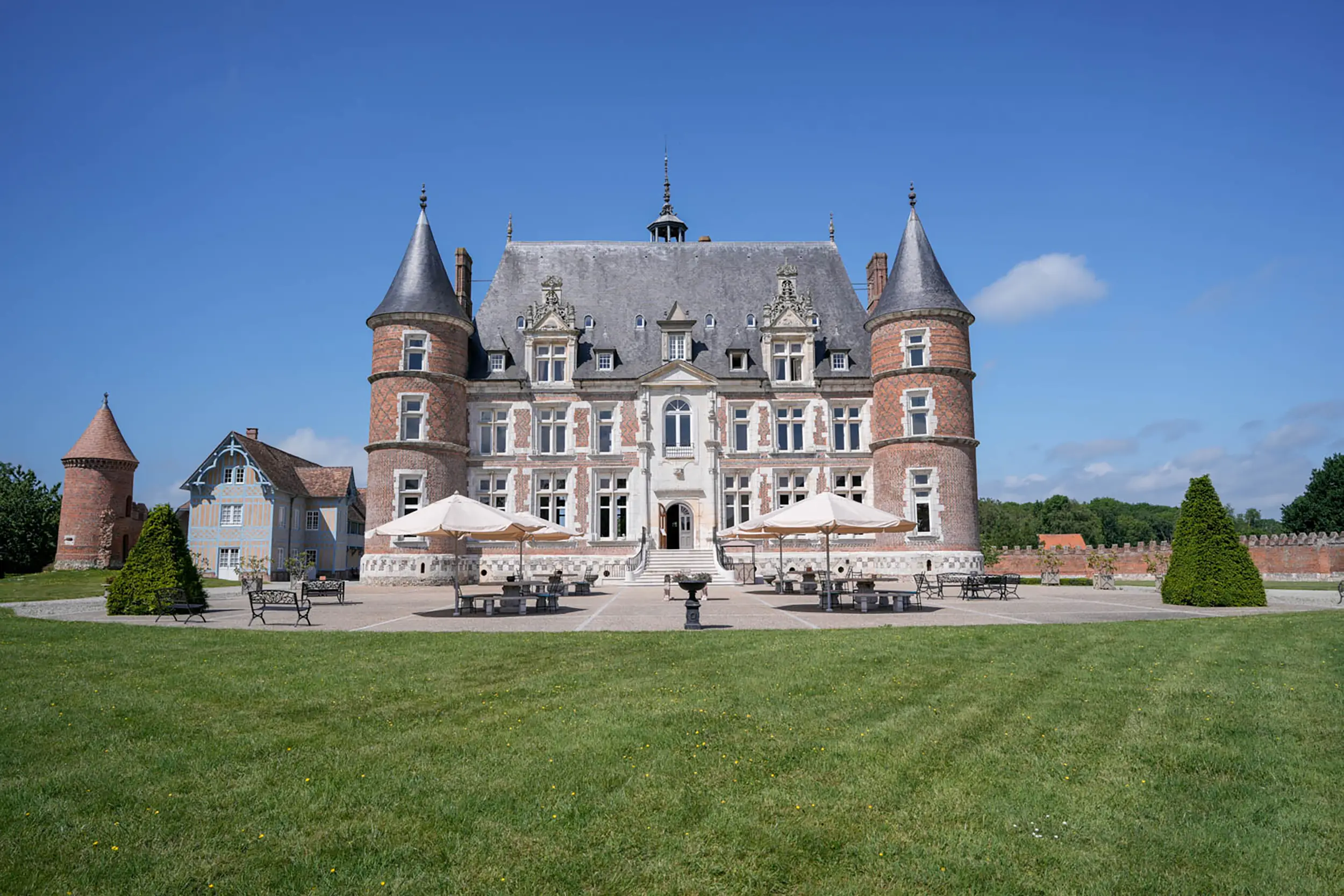 Façade du Château de Tilly, lieu événementiel partenaire du Groupe Silam.