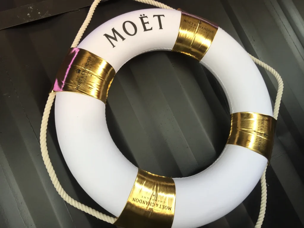 Bouée décorative installée sur le conteneur événementiel du Groupe Silam, pour une scénographie sur le thème maritime.