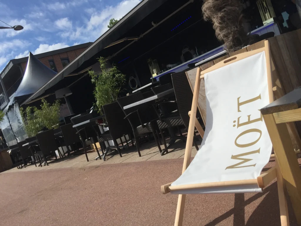 Chiliennes disposées autour du conteneur aménagé par le Groupe Silam, pour créer un espace de détente en extérieur.