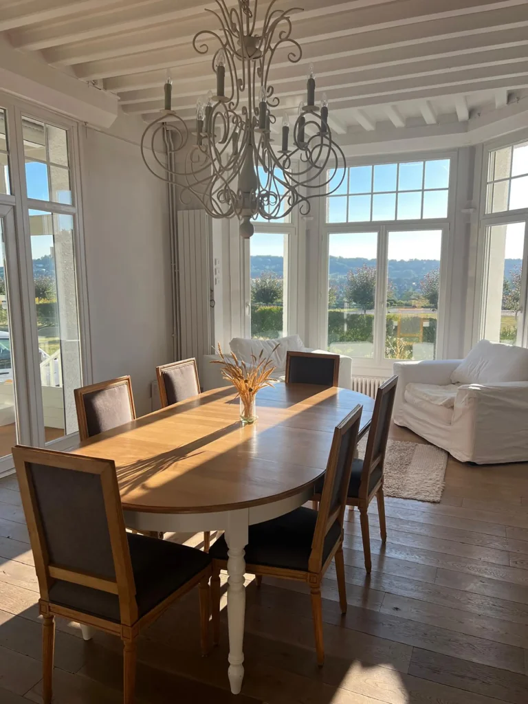 Table installée face au paysage verdoyant du Domaine Les Planches, près de Deauville, un cadre pour vos réceptions et événements d’entreprise avec le Groupe Silam.