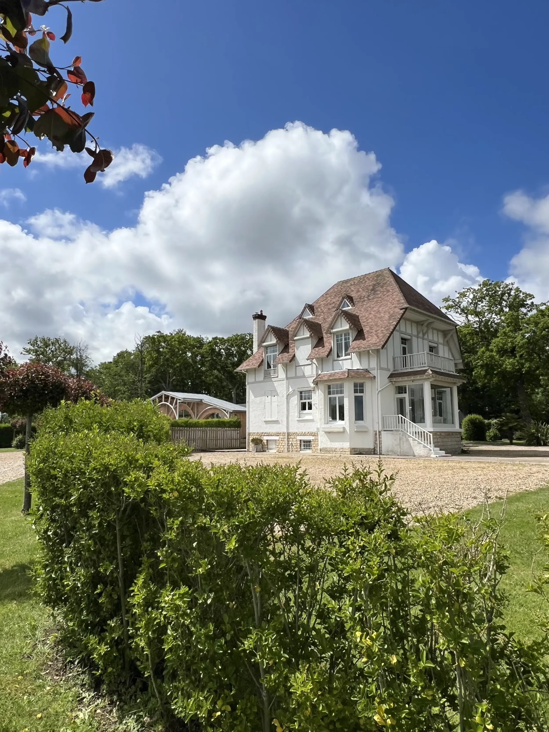 Vue d’ensemble du Domaine Les Planches, près de Deauville en Normandie, un lieu de réception pour vos séminaires et événements d’entreprise avec le Groupe Silam.
