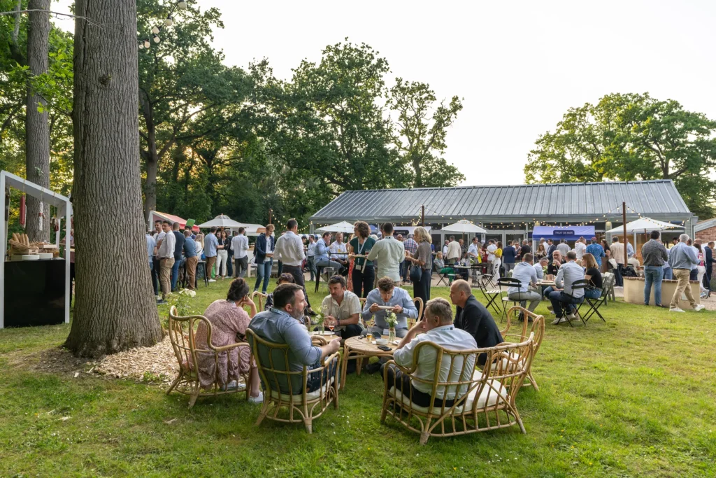 Participants à une activité de team building au Domaine Les Planches, près de Deauville, un lieu où le Groupe Silam vous accompagne dans l’organisation de vos événements d’entreprise.