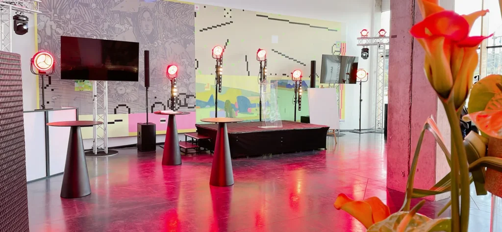 Scène de spectacle au Centre d'art contemporain du Hangar 107 à Rouen, dont le Groupe Silam est mécène.