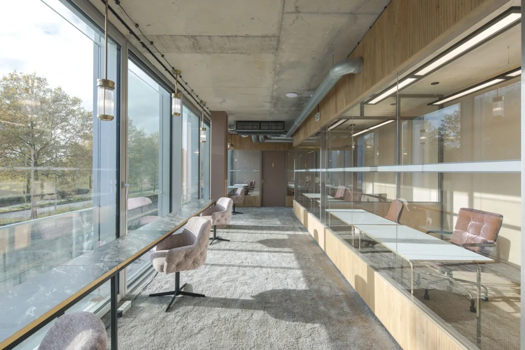 Salle de réunion vide et lumineuse, idéale pour vos séminaires et événements professionnels à Rouen avec le Groupe Silam.