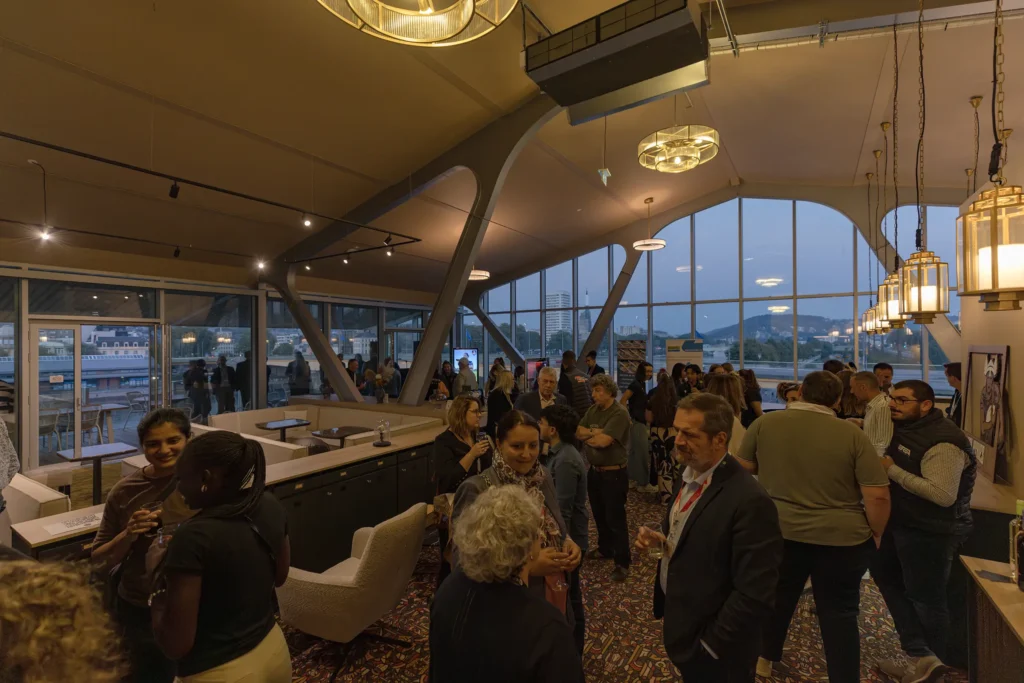 Cocktail professionnel organisé dans les espaces intérieurs de Now Coworking Rouen, un lieu de réception pour vos événements d’entreprise avec le Groupe Silam.