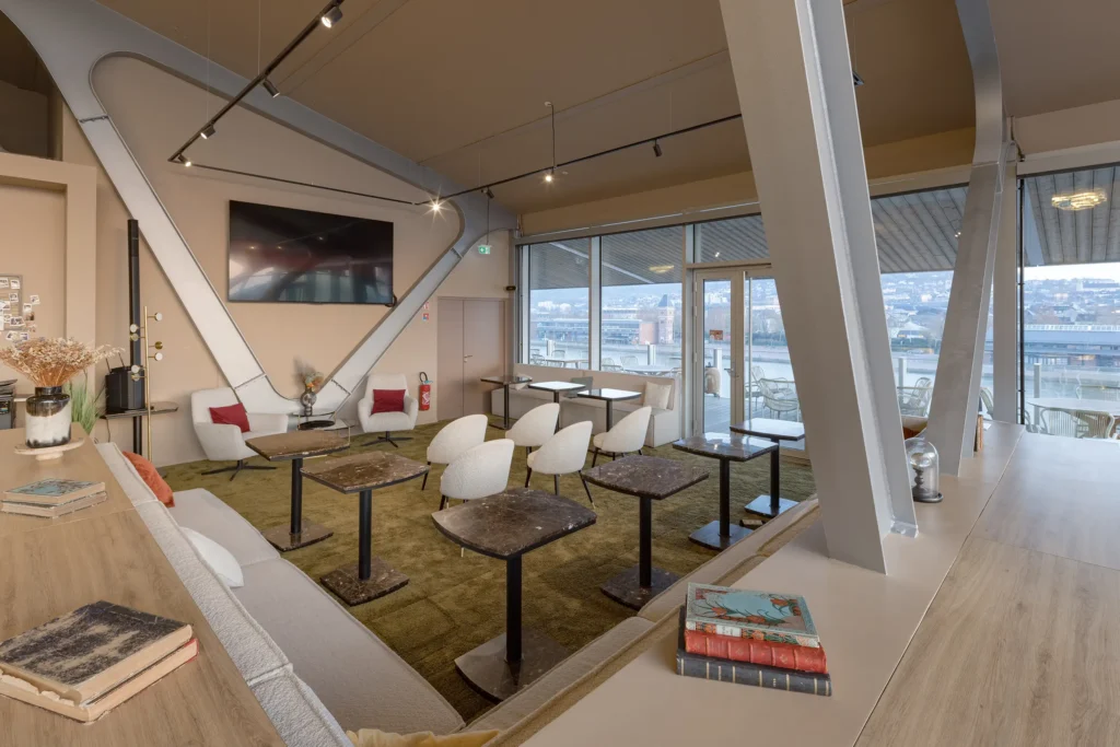 Espace de travail lumineux avec vue sur la Seine à Rouen, idéal pour vos réunions et séminaires d’entreprise avec le Groupe Silam.