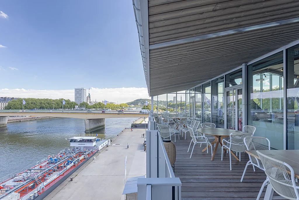 Vue d’ensemble de la terrasse de Now Coworking au Hangar 105 à Rouen, un cadre pour vos réceptions d’entreprise avec le Groupe Silam.