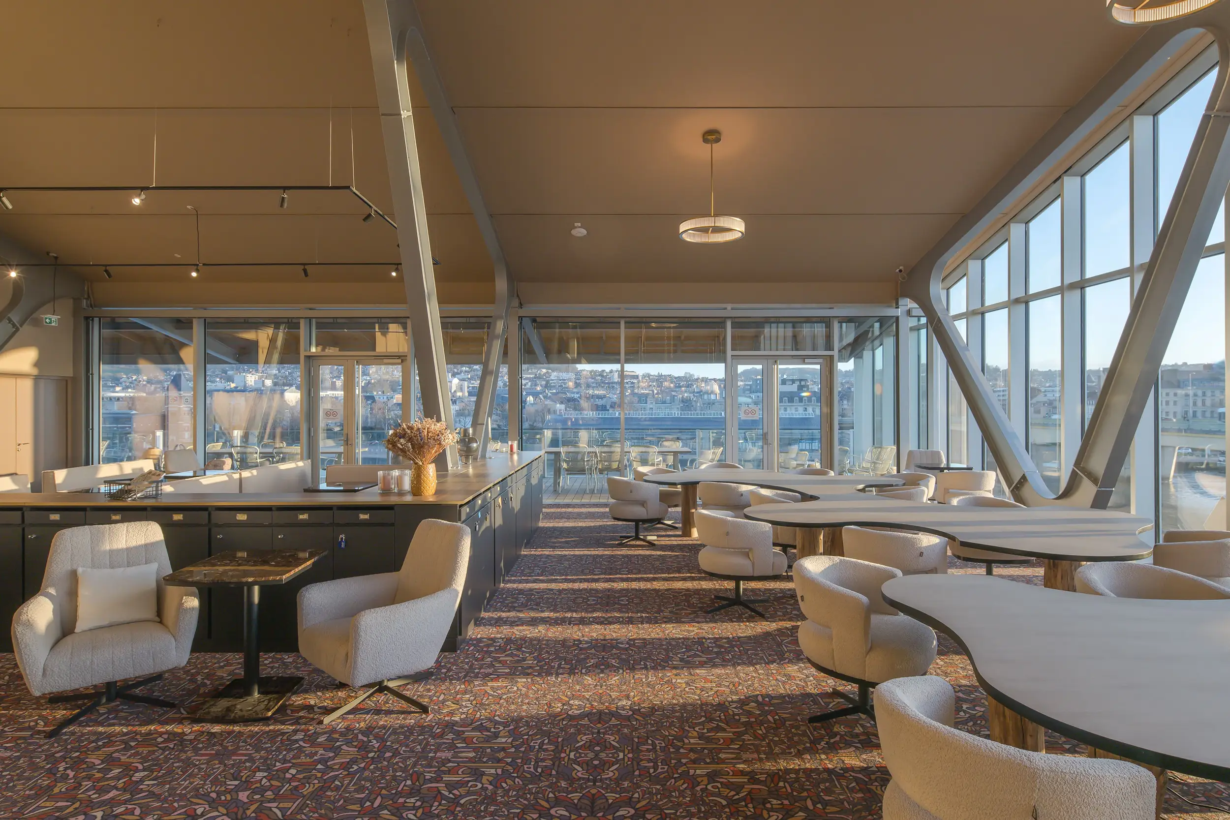 Espace lounge de Now Coworking Rouen, un cadre convivial pour vos échanges et événements professionnels avec le Groupe Silam.