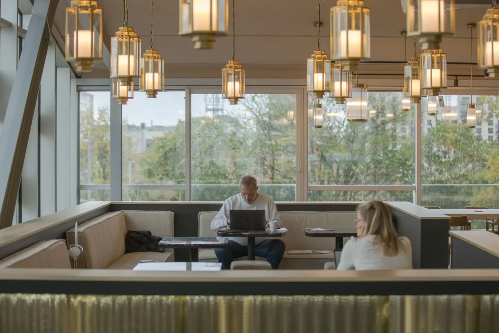 Professionnel travaillant dans un espace lumineux face à la Seine à Rouen, un cadre pour vos réunions et séminaires d’entreprise avec le Groupe Silam.