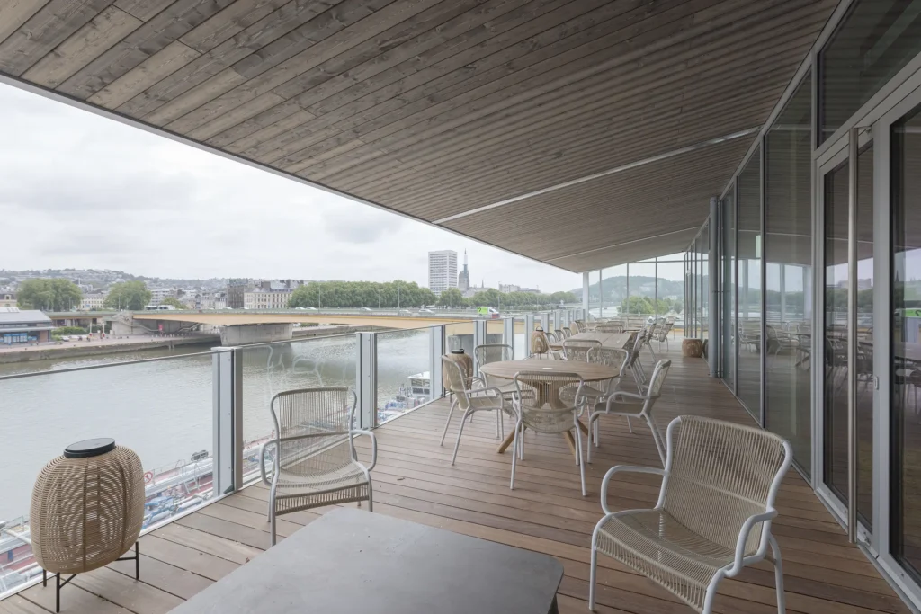 Terrasse de Now Coworking Rouen avec vue sur la Seine, un espace pour vos cocktails et événements professionnels avec le Groupe Silam.