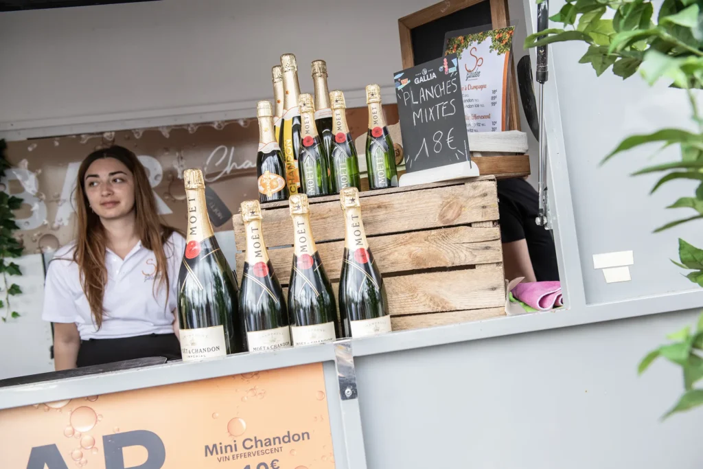 Comptoir du bar So Garden Rouen, un lieu convivial imaginé par le Groupe Silam pour profiter de l’Armada.