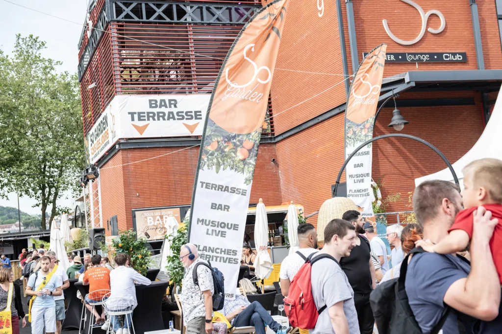 Espace extérieur convivial avec mobilier et décoration, aménagé par le Groupe Silam pour les festivités de l’Armada.