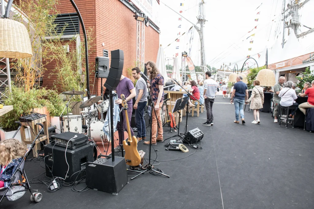 Musiciens en pleine représentation au So Garden Rouen, un espace festif proposé par le Groupe Silam pendant l’Armada.